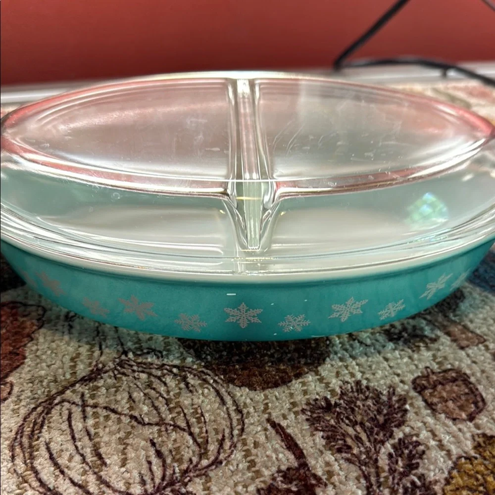 Vintage Pyrex Snowflake Divided Blue and White Food Storage Dish - Picture 1 of 5
